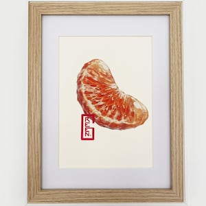 Peut inclure: Une impression d'art encadrée représentant une illustration détaillée à l'aquarelle d'un quartier d'agrume orange. Le fruit présente des teintes orange et rouge vives avec une texture de pulpe visible. Un tampon rouge avec du texte est présent.