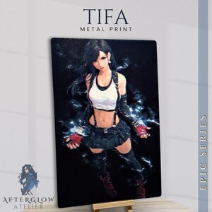 Könnte beinhalten: Metall-Druck mit einer digitalen Illustration eines weiblichen Charakters mit schwarzen Haaren, der ein weißes Oberteil, einen schwarzen Rock und rote Handschuhe trägt. Der Druck hat den Text "TIFA METAL PRINT" oben und "EPIC SERIES" an der Seite.
