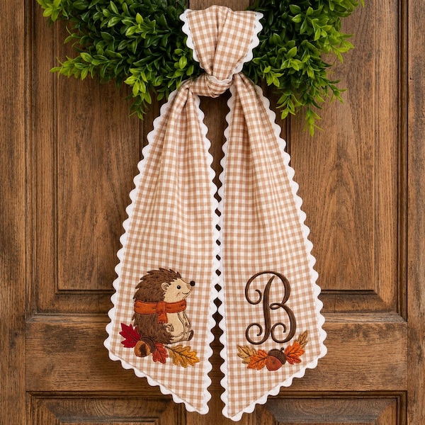 Guirnalda otoñal personalizada con diseño de erizo, lazo bordado con monograma para puerta, decoración otoñal para puerta principal con rayas neutras.