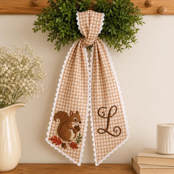 Guirnalda de otoño con monograma de ardilla, cinta bordada para puerta de otoño, decoración personalizada para porche con temática de bosque, regalo personalizado para inauguración de casa