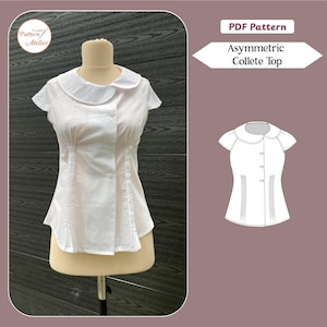 Könnte beinhalten: Ein weißes kurzärmeliges Oberteil mit asymmetrischem Kragen, durchgehender Knopfleiste und vertikalen Falten an den Seiten. Das Bild enthält den Text PDF Pattern und Asymmetric Collete Top sowie eine technische Strichzeichnung des Designs.