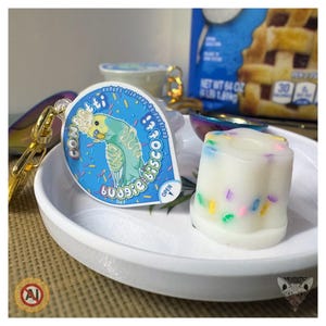 Llavero antiestrés con forma de taza de pudín de confeti imagen 1