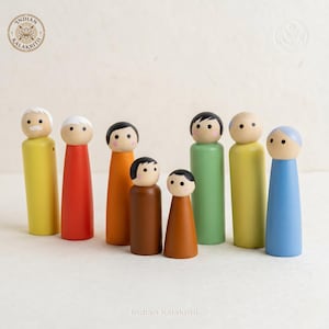 Puede incluir: Un conjunto de ocho muñecos de madera con caras pintadas y cuerpos de colores sólidos en amarillo, rojo, naranja, marrón, verde, amarillo claro y azul. Las figuras presentan formas cilíndricas simples con partes superiores redondeadas.