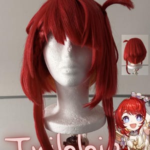 Könnte beinhalten: Eine leuchtend rote Perücke mit gestuftem Pony, einem kleinen seitlichen Zopf und einer einzelnen Haarsträhne, die am Oberkopf absteht. Die Perücke wird auf einem weißen Mannequinkopf präsentiert, ergänzt durch eine Rückansicht und eine Illustration.