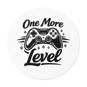 Peut inclure: Un autocollant blanc avec un graphisme noir d'une manette de jeu vidéo et les mots "One More Level". Le design comprend des étoiles et des lignes, parfait pour les joueurs.