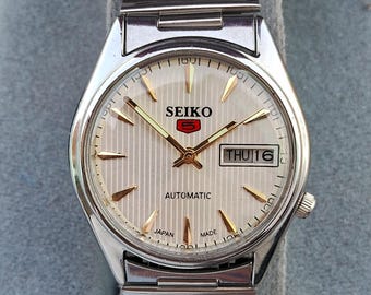 Seiko 5 Automatic Men's Watch | Cream Dial | Day-Date | Stainless Steel Bracelet | Vintage Style