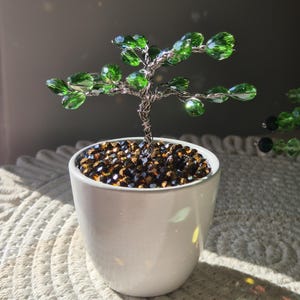 緑色のクリスタルビーズ付きワイヤーマネーツリー、白い鉢に入った小さなワイヤーアート盆栽、植物愛好家へのユニークな手作りギフト、幸運のお守り