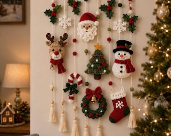 Peut inclure: Une décoration murale composée de plusieurs ornements de Noël crochetés suspendus à une tige en bois par des cordons blancs. Les ornements incluent un visage de Père Noël, un renne, un bonhomme de neige, un sapin, une canne, une couronne et une chaussette.