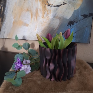Beautiful 3D flower pot in the color eclipse velvet