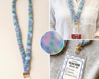 Pastellfarbenes Batik-Lanyard mit Haargummi für Lehrerausweis | Geschenk zum Schulanfang | Handgefertigtes Stoff-Lanyard mit goldfarbenen Beschlägen
