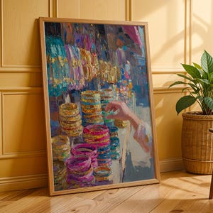 Könnte beinhalten: Ein impressionistisches Ölgemälde in einem Holzrahmen, das einen Marktstand mit Stapeln bunter Armreifen in Rosa, Gold, Blau und Violett zeigt, wobei eine Hand inmitten dicker, strukturierter Pinselstriche nach dem Schmuck greift.