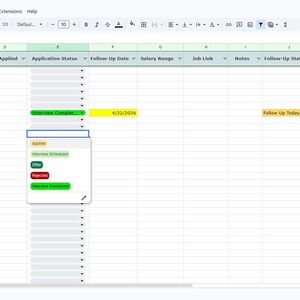 Op de afbeelding: Schermafbeelding van een spreadsheet met de titel "Ultimate Job Application Tracker" met gegevensinvoervelden. Een vervolgkeuzemenu met opties zoals "Solliciteren", "Gesprek gepland", "Aanbod" en "Afgekeurd" is zichtbaar. De spreadsheet is geopend in een webbrowser.