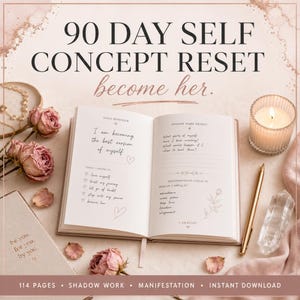 Może przedstawiać: Dziennik z tekstem "90 Day Self Concept Reset" i "become her". Otwarte strony wyświetlają podpowiedzi do autorefleksji. Obok dziennika znajduje się zapalona świeca, długopis i kryształy. Widoczne są również suszone róże i tekst "be you. for you. by you."