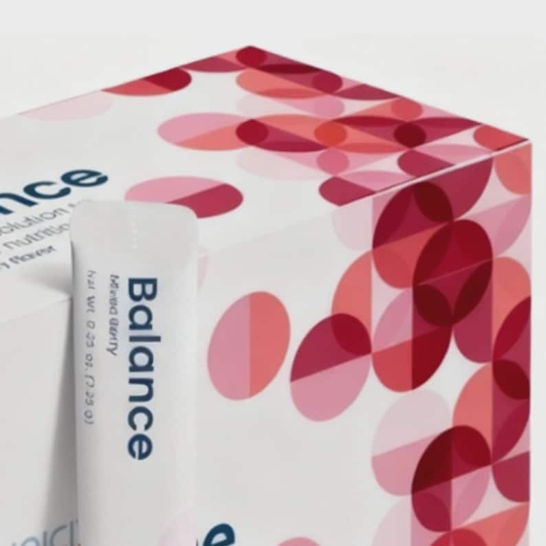 Puede incluir: Un tubo blanco con la etiqueta "Balance" con sabor a "Mixed Berry" y un peso neto de 7,09 g. El tubo est&aacute; delante de una caja blanca con un patr&oacute;n de c&iacute;rculos rojos y rosas superpuestos. La palabra "nce" es parcialmente visible en la caja.