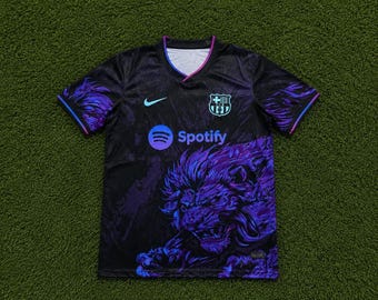 Fioletowa koszulka piłkarska Barcelona Lion Czarna koszulka piłkarska Prezent dla kibica Barcelony Unisex Sportowa koszulka piłkarska Lion Graphic