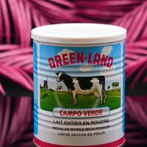 Peut inclure: Une boîte cylindrique de lait entier en poudre Green-Land. La boîte présente un design bleu et blanc avec une illustration de vache et les mots "CAMPO VERDE". Le texte "REGULAR WHOLE MILK POWDER" et "LECHE ENTERA EN POLVO" sont également visibles.
