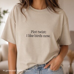 Camiseta con el mensaje "Giro argumental: Ahora me gustan los pájaros", camiseta divertida para amantes de las aves, camiseta bordada, regalo para observadores de aves, camiseta de naturaleza.