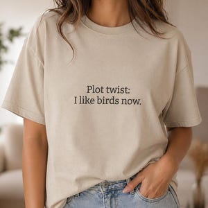 Camiseta con el mensaje "Giro argumental: Ahora me gustan los pájaros", camiseta divertida para amantes de las aves, camiseta bordada, regalo para observadores de aves, camiseta de naturaleza.