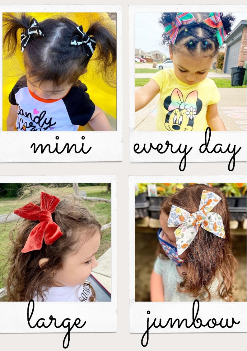 Pu&ograve; includere: Quattro immagini di bambini con fiocchi per capelli di diversi stili e colori. I fiocchi includono bianco e nero, velluto rosso e motivi floreali. Il testo "mini", "every day", "large" e "jumbow" &egrave; scritto sotto ogni immagine.