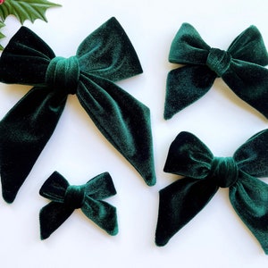 Dark Green Velvet Bow, Christmas Velvet hair bow, Forest Green Velvet Bow, Large Green Velvet Bow, Santa Bow, Headband Clip, Green Baby Bow