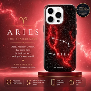 Puede incluir: Una funda de smartphone negra con un diseño de nebulosa roja, la constelación del zodiaco Aries y el texto ARIES. La funda incluye un recorte para la cámara y se muestra con textos promocionales como ZODIAC COLLECTION y ARIES THE TRAILBLAZER.
