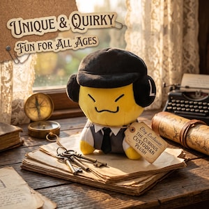 Puede incluir: Un peluche amarillo con un sombrero negro, chaleco gris y corbata. El juguete tiene una etiqueta que dice "Etsy Exclusive: The Curious Custodian Plush." La imagen incluye el texto "Unique & Quirky Fun for All Ages."