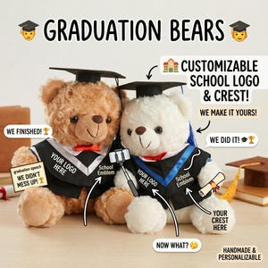 Puede incluir: Dos osos de peluche con gorros y togas de graduación. Uno es marrón claro, el otro blanco. Las togas tienen logotipos y escudos personalizables. Texto: "Graduation Bears", "Customizable School Logo & Crest!", y "Handmade & Personalizable".
