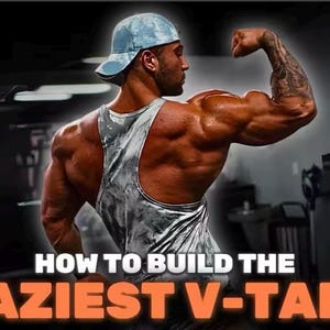 Puede incluir: Una persona con una gorra de béisbol azul claro y una camiseta sin mangas plateada con patrón de mármol, flexionando los músculos de los brazos. El texto "HOW TO BUILD THE CRAZIEST V-TAPER" aparece en letras blancas y naranjas abajo.