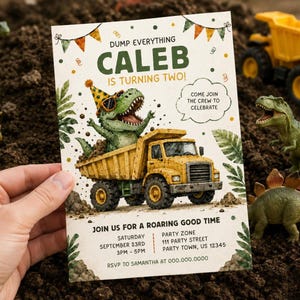 Pode incluir: Um cartão de convite de aniversário retangular com um dinossauro verde usando um chapéu de festa de bolinhas amarelas e óculos de sol laranja, sentado em um caminhão basculante amarelo. O texto diz DUMP EVERYTHING CALEB IS TURNING TWO.