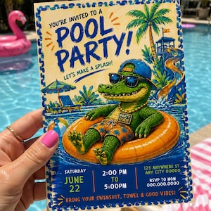Può includere: Un invito rettangolare per una festa in piscina con un alligatore verde che indossa un berretto blu, occhiali da sole e una collana dorata con la scritta PARTY DUDE, che galleggia su un salvagente arancione. Il testo recita YOU'RE INVITED TO A POOL PARTY! LET'S MAKE A SPLASH! SATURDAY JUNE 22 2:00 PM TO 5:00 PM 123 ANYWHERE ST ANY CITY 00000 RSVP TO MOM 000.000.0000 BRING YOUR SWIMSUIT, TOWEL & GOOD VIBES!
