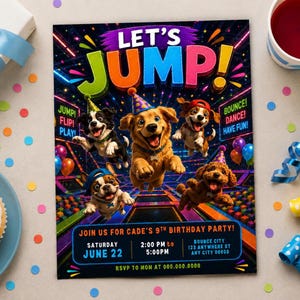 Puede incluir: Una invitación de cumpleaños rectangular con el texto LET'S JUMP! y cuatro perros saltando en un trampolín. El diseño incluye globos coloridos, confeti y los detalles de la fiesta para el noveno cumpleaños de Cade el sábado 22 de junio, de 14:00 a 17:00.