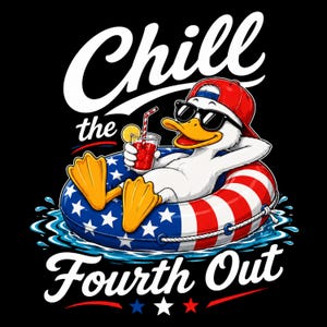 Op de afbeelding: Een cartoon eend met een zonnebril en een rode pet, ontspannen in een op patriottische thema's gebaseerde zwemband. De eend houdt een drankje met een rietje vast. De afbeelding bevat de tekst "Chill the Fourth Out" in witte letters op een zwarte achtergrond.