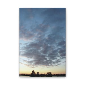 Formación de nubes sobre la isla y el lago al atardecer.