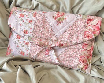 Pochette matelassée florale rose faite main - Couverture de livre rembourrée pour les lecteurs