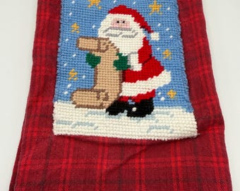 Paño de cocina navideño vintage hecho a mano con bordado de Papá Noel / Paño de cocina a cuadros rojos / Decoración navideña para la cocina / 16.5” x 26”