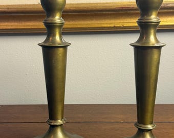 Portacandele in ottone vintage Virginia Metalcrafters – Collaborazione con Ethan Allen – Coppia – Decorazione in stile Colonial Revival