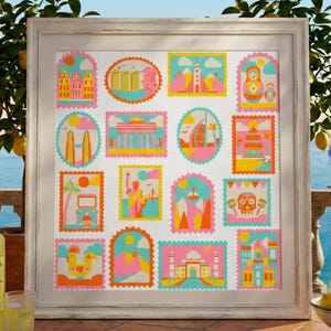 Könnte beinhalten: Ein gerahmter Kunstdruck mit farbenfrohen Illustrationen verschiedener Wahrzeichen und kultureller Symbole im Postkartenstil. Das Kunstwerk zeigt Gebäude und Symbole in Pink, Orange und Türkis. Auf einem Tisch steht eine Flasche Limoncello.