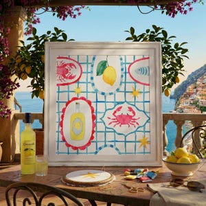 Könnte beinhalten: Ein gerahmtes Kreuzstich-Kunstwerk mit einem nautischen Design mit Zitronen, Krabben und Fischen auf einem blau-weiß karierten Hintergrund. Die Szene umfasst eine Flasche Limoncello, Zitronen und Stickzubehör, was ein Küstenmotiv suggeriert.