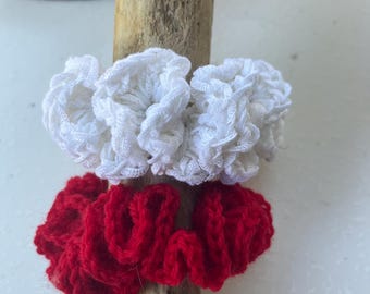 Handgehäkeltes Feria-Haargummi | Rot-weißes Haaraccessoire | Handgefertigtes Haargummi für Partys und Festivals | Künstlerisches Geschenk