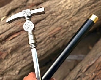 Canne de marche tête de marteau : manche en laiton, manche en bois, support de style nordique