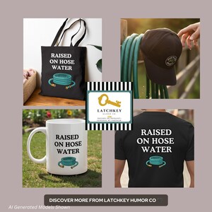 Op de afbeelding: Een collectie bestaande uit een zwarte tote bag, een zwarte baseballpet, een witte keramische mok en een zwart t-shirt. Elk item toont de tekst 'RAISED ON HOSE WATER' boven een afbeelding van een groene tuinslang. Een centraal logo toont een gouden sleutel.
