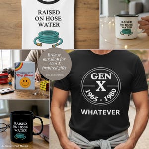 Op de afbeelding: Een zwart t-shirt met een witte cirkelvormige afbeelding met de tekst GEN X 1965-1980 en WHATEVER. De afbeelding toont ook witte en zwarte mokken en een notitieboek, allemaal met de tekst RAISED ON HOSE WATER en een tuinslangillustratie.