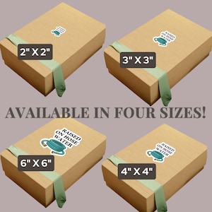 Op de afbeelding: Vier beige kartonnen dozen met een lichtgroen lint, elk met een sticker van een blauwe tuinslang en de tekst RAISED ON HOSE WATER. De stickers zijn voorzien van de afmetingen 2" x 2", 3" x 3", 4" x 4" en 6" x 6".