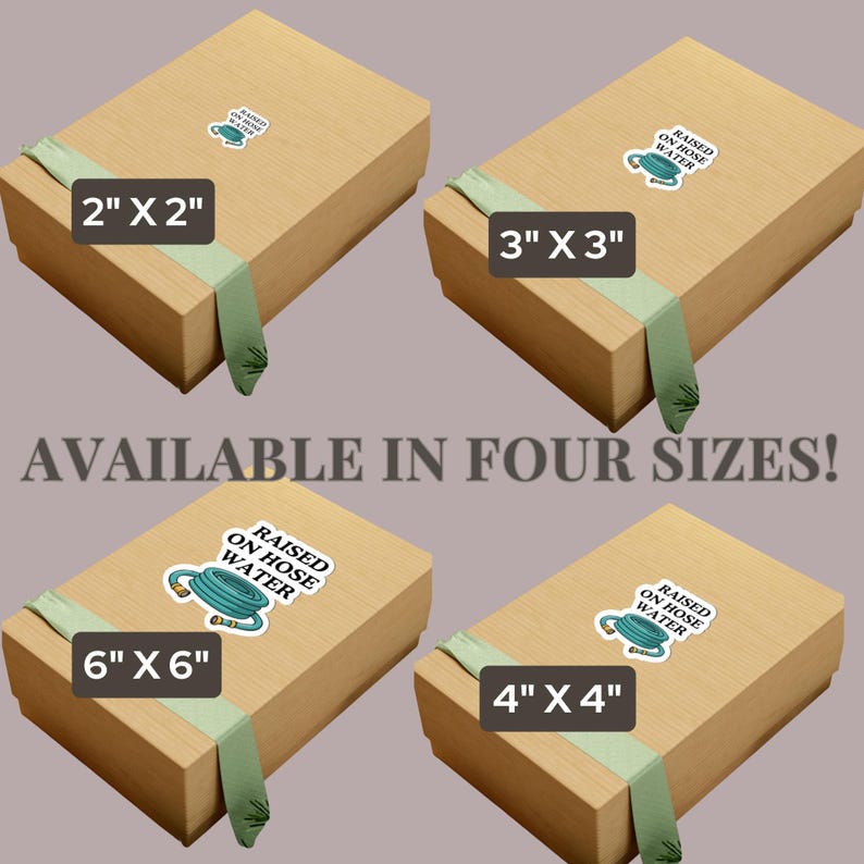 Op de afbeelding: Vier beige kartonnen dozen met een lichtgroen lint, elk met een sticker van een blauwe tuinslang en de tekst RAISED ON HOSE WATER. De stickers zijn voorzien van de afmetingen 2" x 2", 3" x 3", 4" x 4" en 6" x 6".