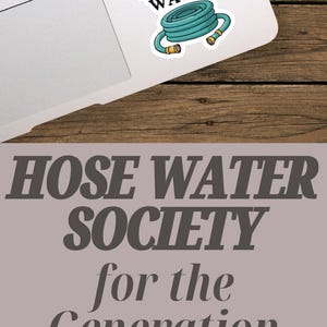 Op de afbeelding: Een zwart T-shirt, een laptopsticker en een zwarte draagtas, elk voorzien van de witte tekst RAISED ON HOSE WATER boven een afbeelding van een opgerolde blauwgroene tuinslang met gele koppelingen.