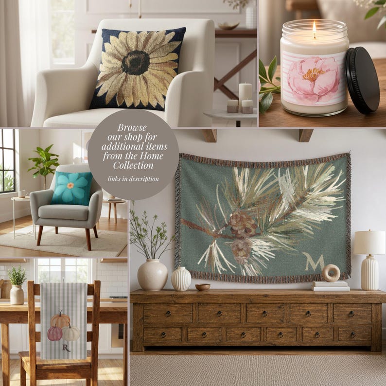 Op de afbeelding: Een collectie woonaccessoires waaronder een zonnebloemkussen, een roze bloemenkaars, een blauwgroen bloemenkussen, een wandtapijt met dennenappels en de letter M, en een gestreepte keukendoek met pompoenen en de letter R.
