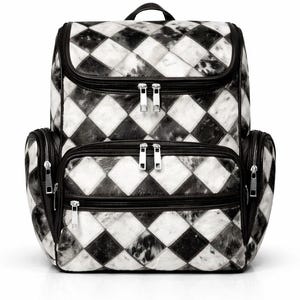 Puede incluir: Mochila con estampado de diamantes en blanco y negro. La bolsa tiene múltiples compartimentos con cremallera, un asa superior y bolsillos laterales. Mide aproximadamente 40 cm de alto, 30 cm de ancho y 20 cm de profundidad.