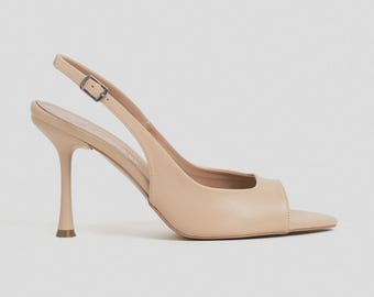 Sandalias de tacón Maia color beige mate con tiras y punta cuadrada, ideales para bodas y fiestas nupciales.