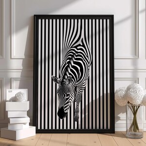 Peut inclure: Une impression d'art mural encadrée représentant une illustration de zèbre en noir et blanc. Le zèbre est placé sur un fond de rayures verticales noires et blanches qui se fondent dans le motif rayé de l'animal, créant un effet visuel.