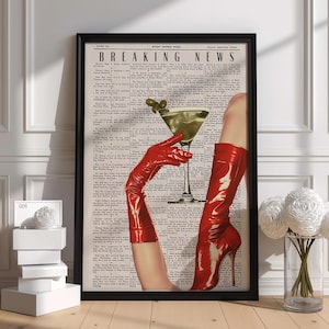 Peut inclure: Une affiche encadrée sur fond de journal vintage avec le texte BREAKING NEWS. Elle présente une illustration de gants en cuir verni rouge brillant et de bottes à talons assorties, tenant un verre à martini garni d'olives vertes.